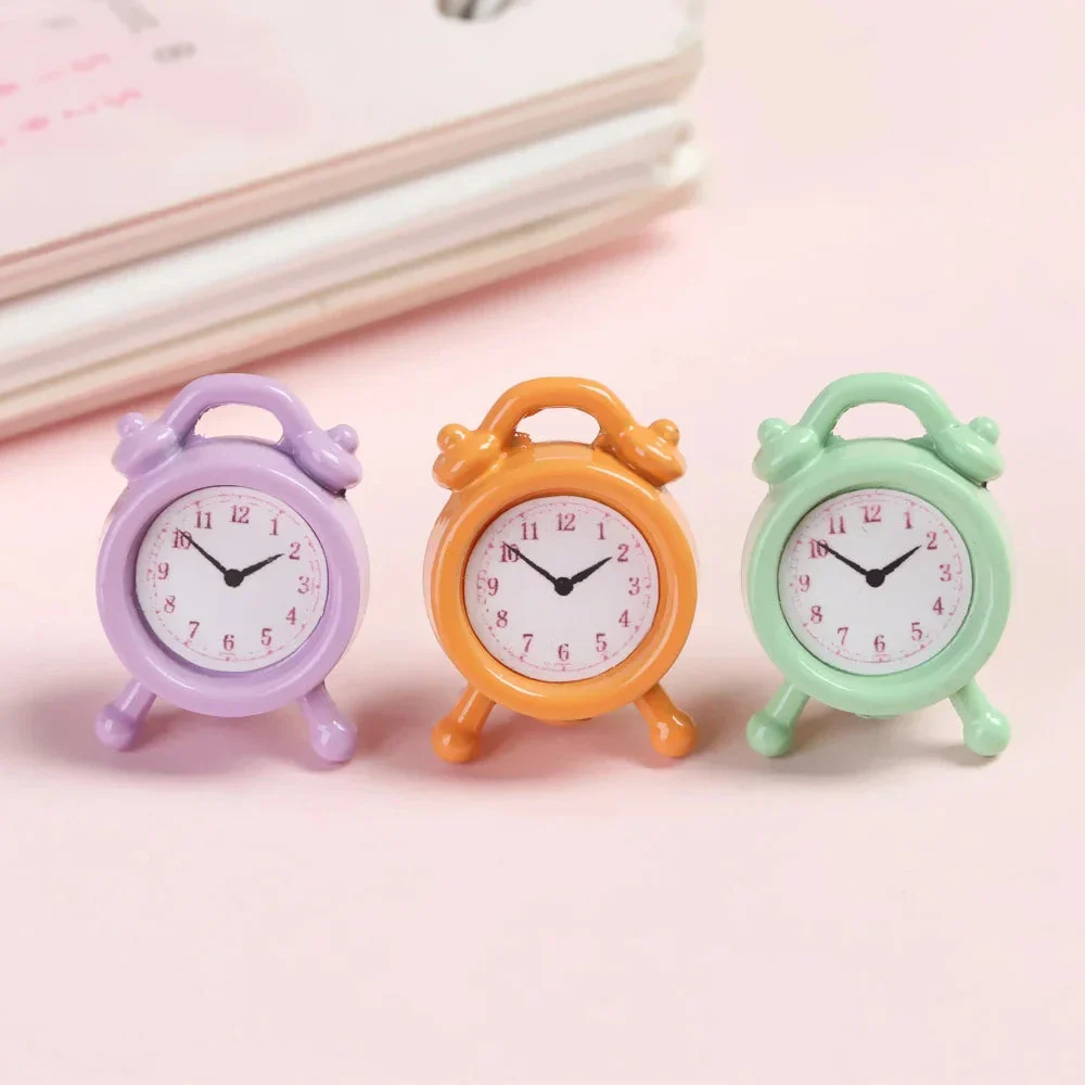 Petit réveil pour maison de poupée